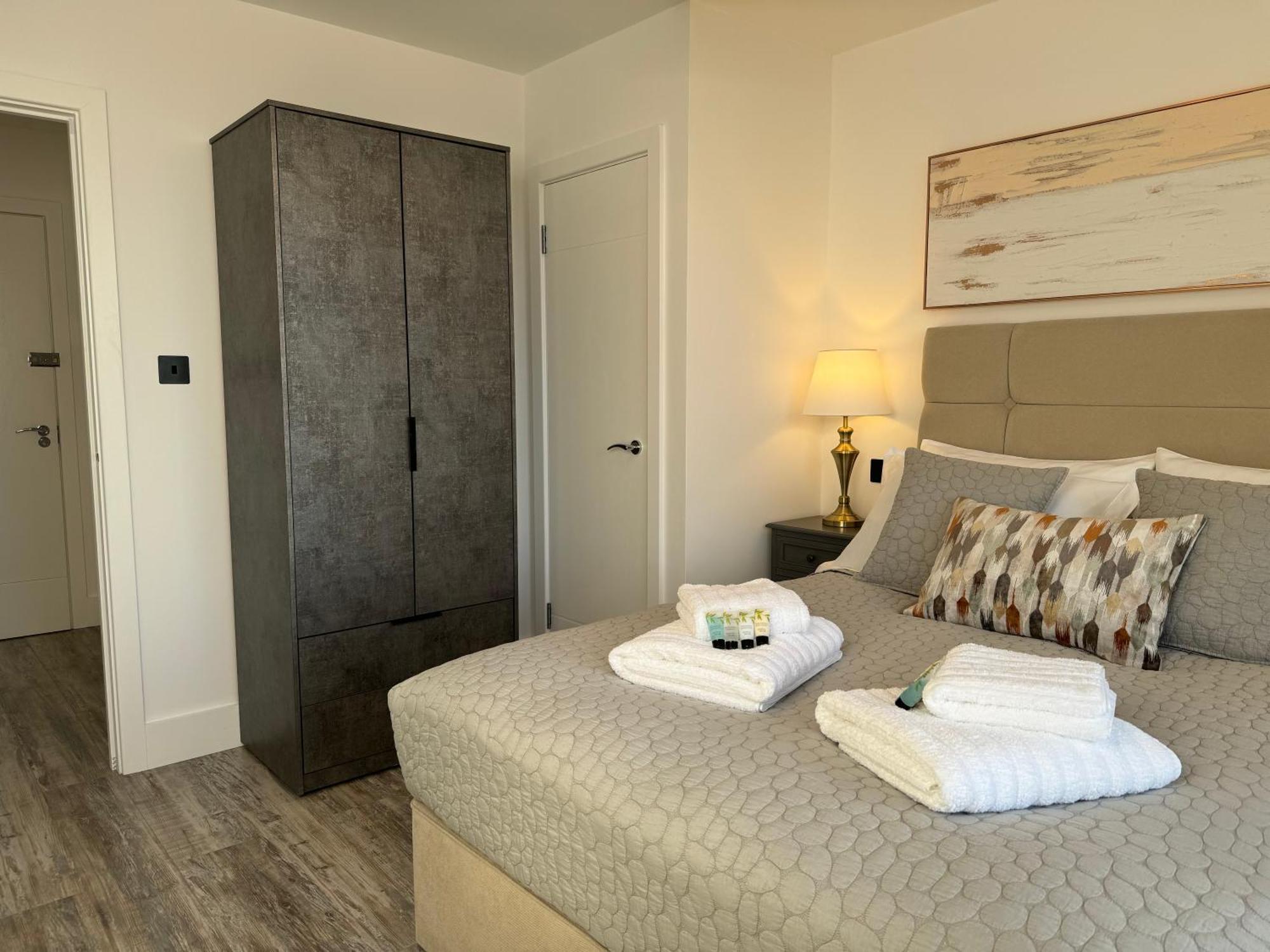Elegant One Bedroom Apartment Swindon Dış mekan fotoğraf